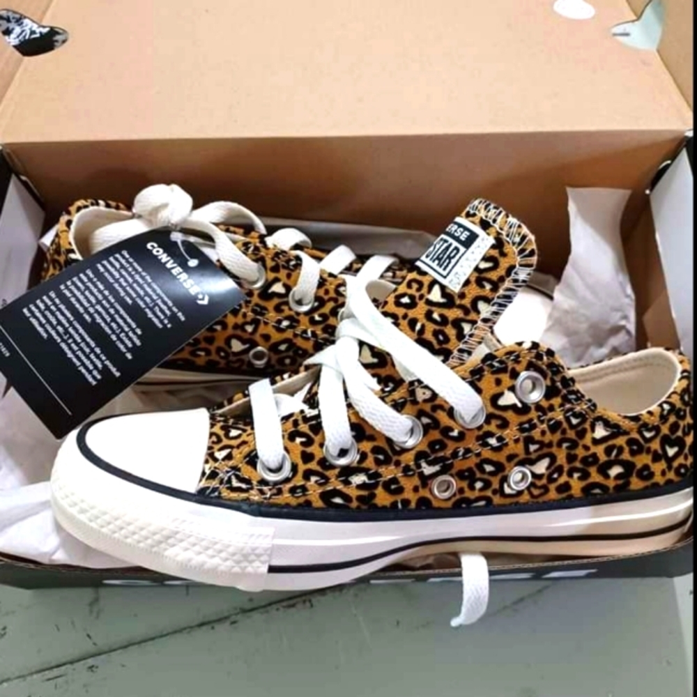 Suede Converse - leopard heart print